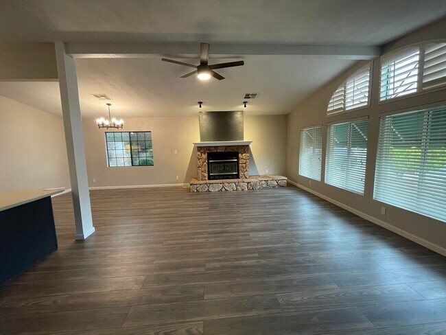 Foto del edificio - Beautifully remodeled Two Bedroom Two Bath...