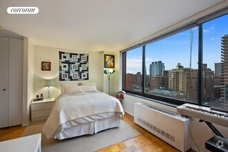 Building Photo - 215 W 95th St