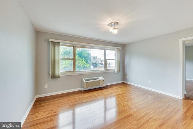 Foto del edificio - 604 Longfellow St NW