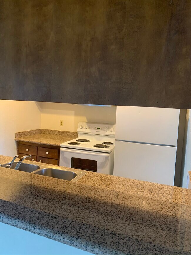 Updated kitchen - 833 Taylor St