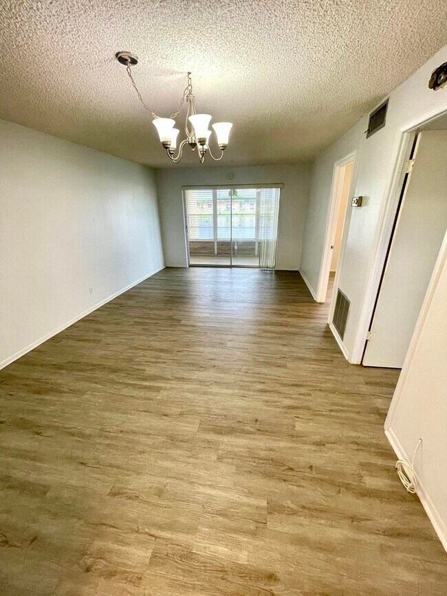 Building Photo - 162 Lake Dora Dr