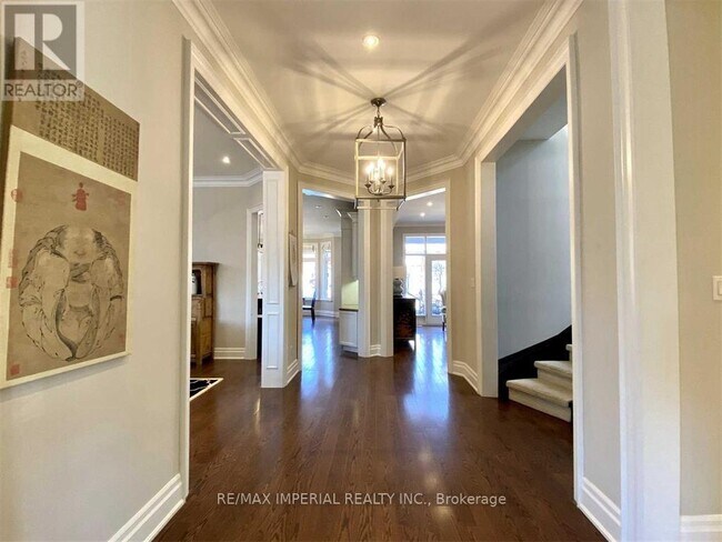 Building Photo - 448 Glengrove Ave W