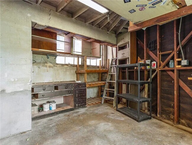 Building Photo - Gorgeous 3 bd 2 ba + Den Single Family hom...