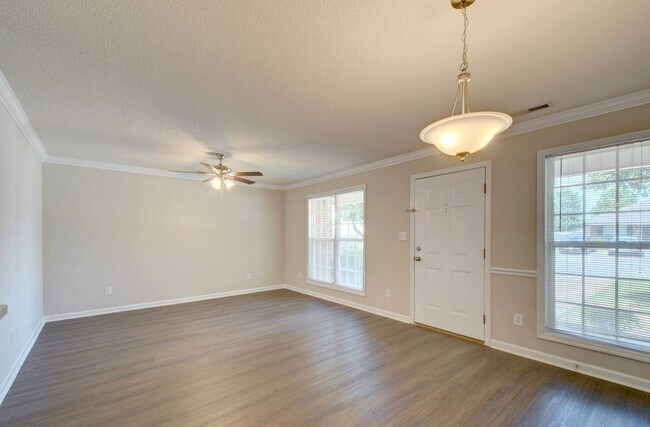 Foto del edificio - 129 Railroad Ridge Rd