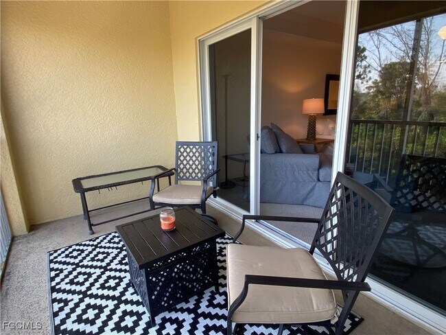 Foto del edificio - 1795 Four Mile Cove Pkwy