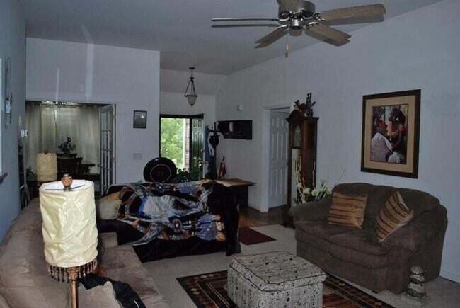 Foto del edificio - 581 Forest Hill Dr