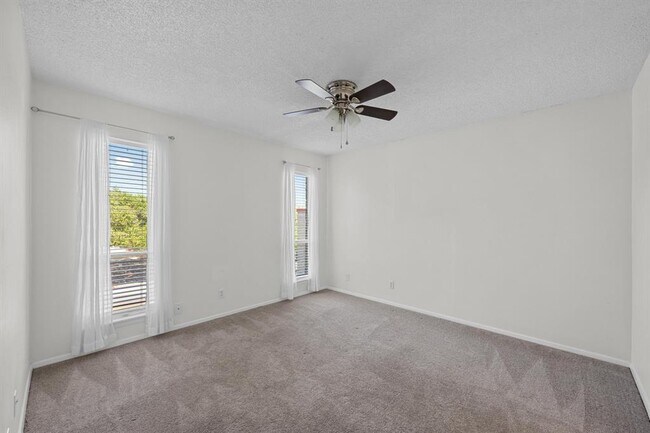 Foto del edificio - 3431 N Hills Dr