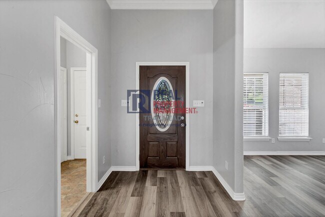 Building Photo - Stunning 3 Bed 2 Bath Home with an Amazing...