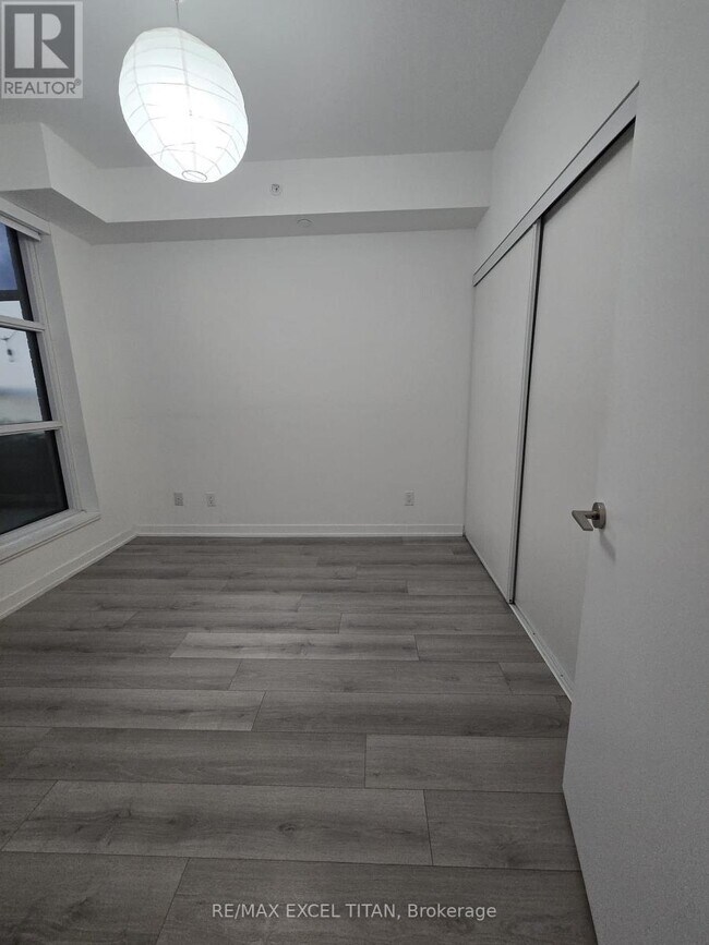 Photo du bâtiment - 1787 St Clair Ave W
