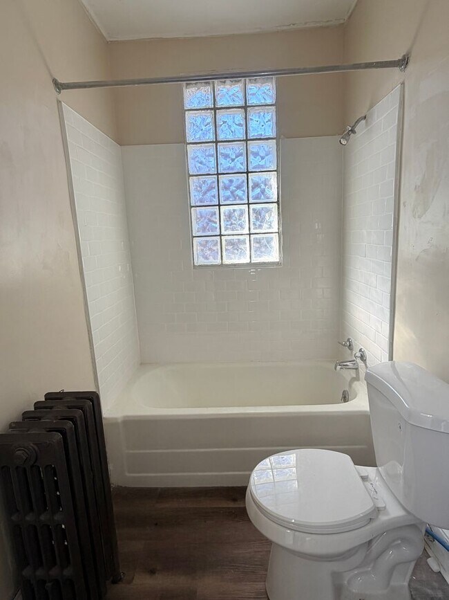 Foto del edificio - Come enjoy this completely renovated 1 bed/ 1 bath apartment close to shopping, walking trails, m...