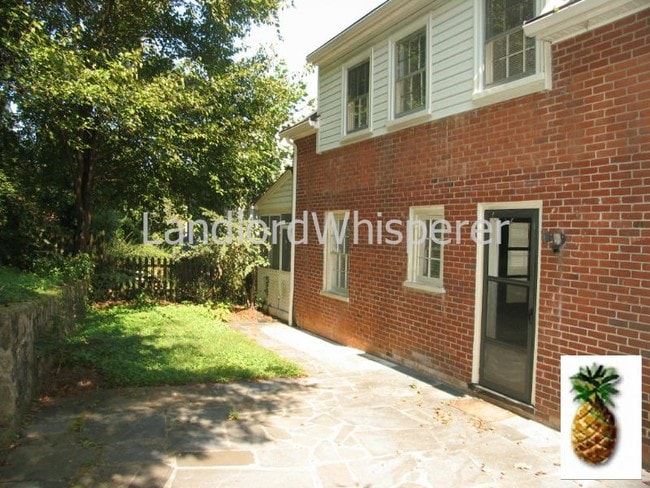 Building Photo - 702 Nelson Dr