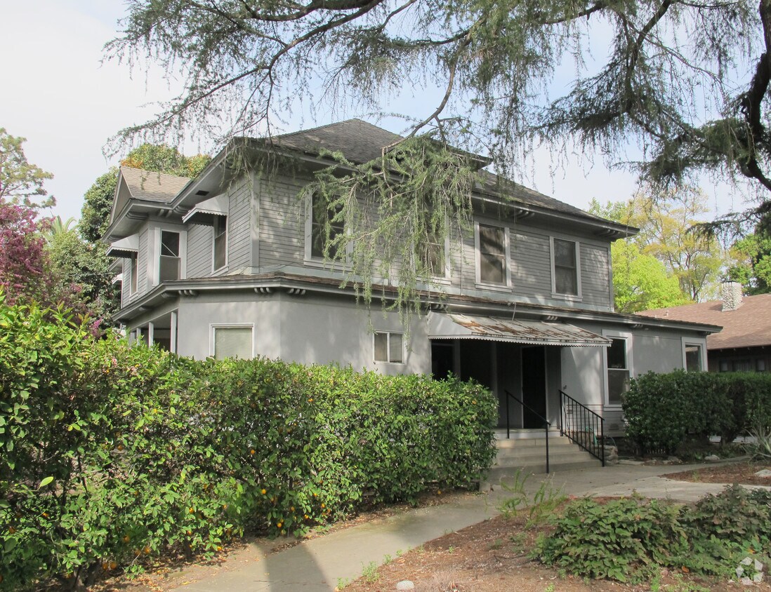 Building Photo - 709 N College Ave