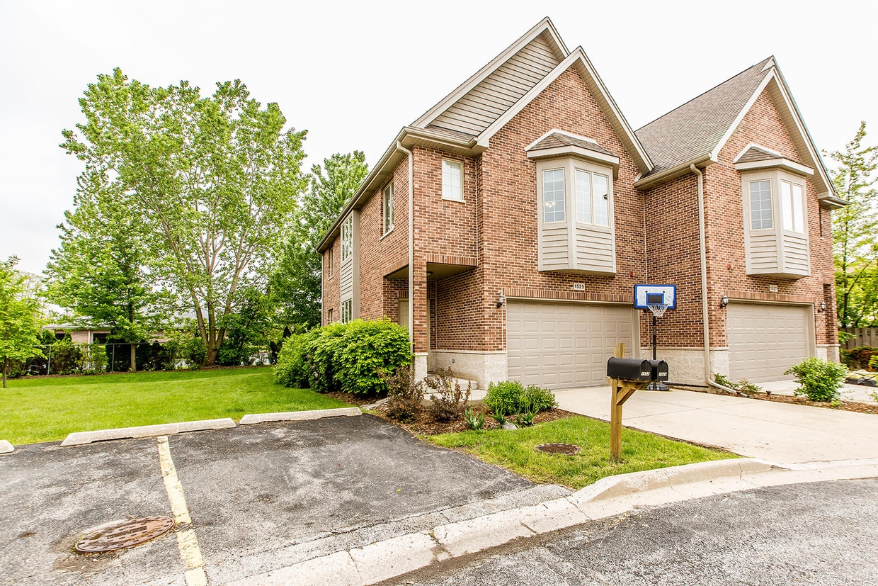1525 Stonegate Mnr, Mount Prospect, IL 60056 Townhouse for Rent in