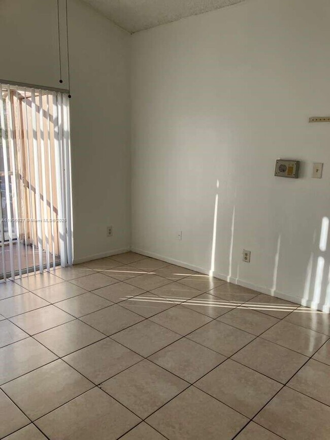 Foto del edificio - 601 Cypress Lake Blvd