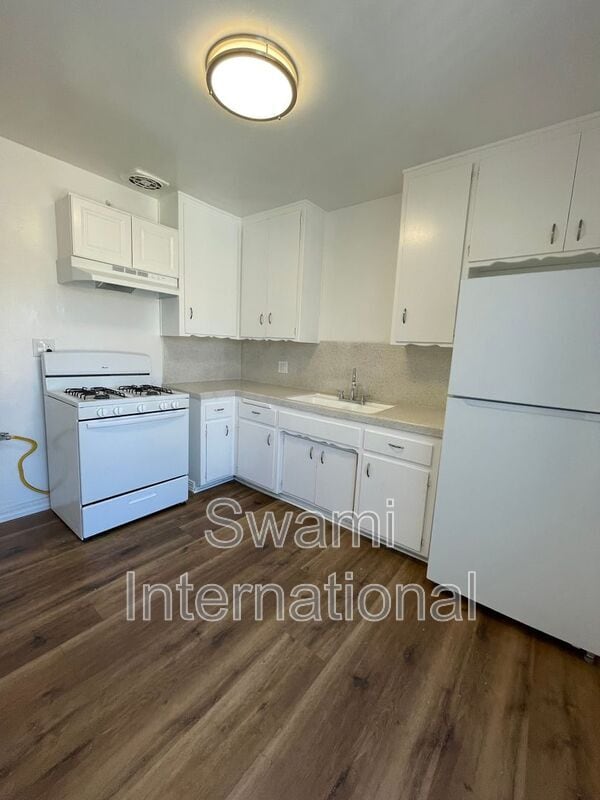 Building Photo - 860 W 50th Pl