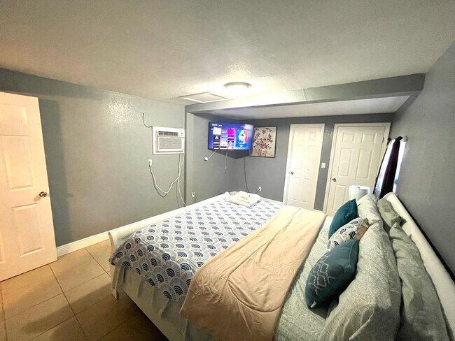 Foto del edificio - 2403 Oswego Ave