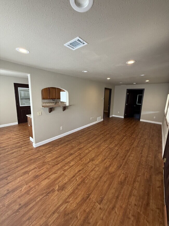 Building Photo - "Charming 2-Bed Oasis in Westminster – Cozy Living"