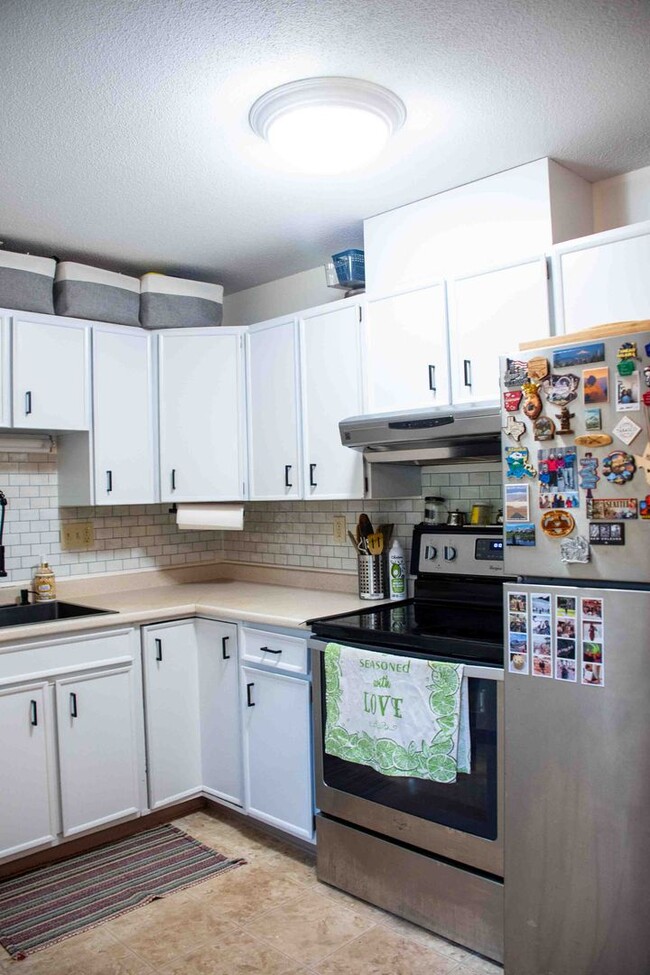 Building Photo - 2 Bedroom Condo available 10/15 for $1900