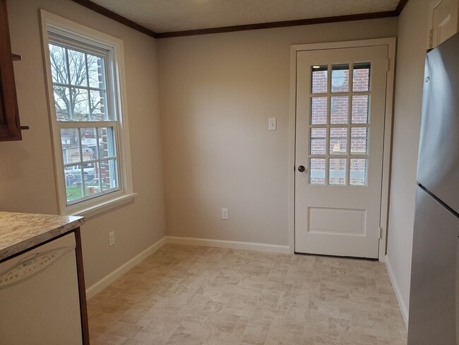 Building Photo - Beautifully Updated 3 Bedroom