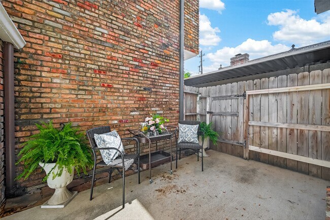 Foto del edificio - 7933 Woodway Dr