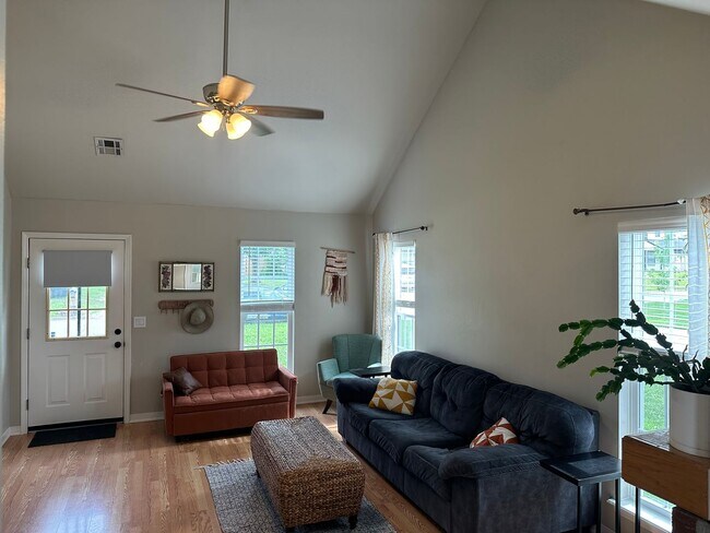 Foto del edificio - Available as soon as mid-August! Recently Updated 3 Bedroom, 2 Bathroom Rogers Home with All Appl...