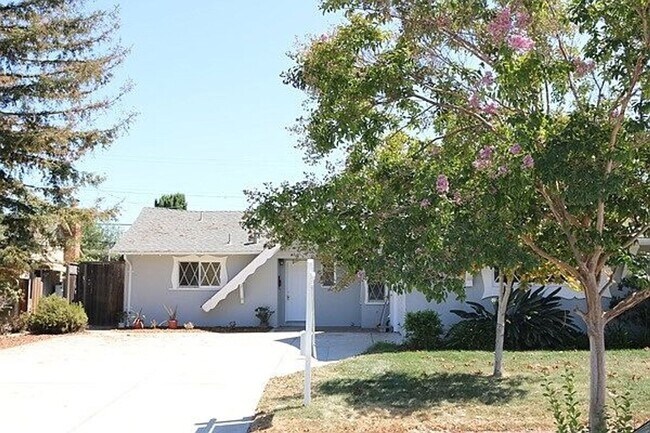 Foto del edificio - Excellent 4 bed 2 Bath Home in a great nei...