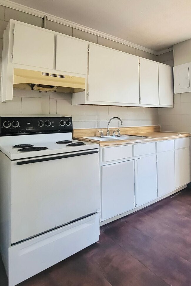 Building Photo - 2 BDRM 1 BATH
