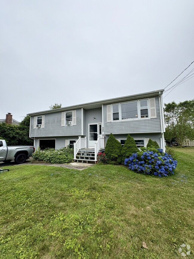 Building Photo - 223 Seneca Dr
