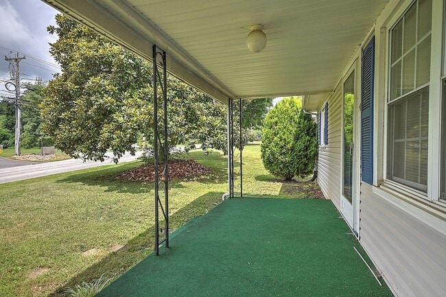 Building Photo - 2207 Buckingham Rd