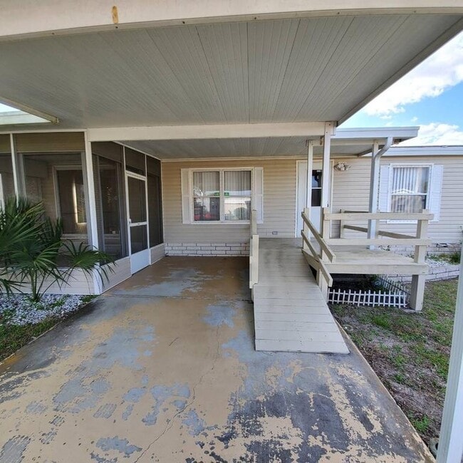 HANDICAP ACCESSIBLE - DRIVEWAY IS NOT PAINTED GRAY - 15017 Johansson Ave