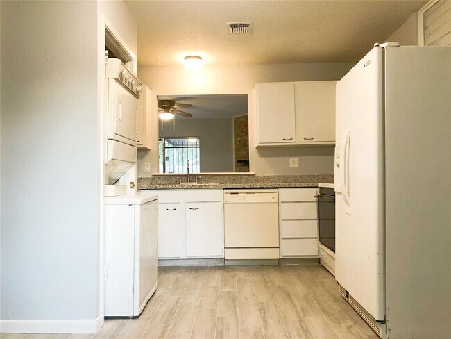 Foto del edificio - 8353 Leawood Blvd