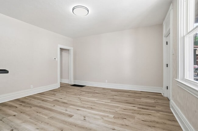 Foto del edificio - 3 bed 1 bath - completely updated, great location, central air, laundry