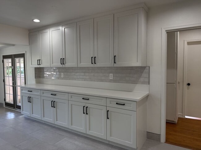 Building Photo - 688 Atchison St