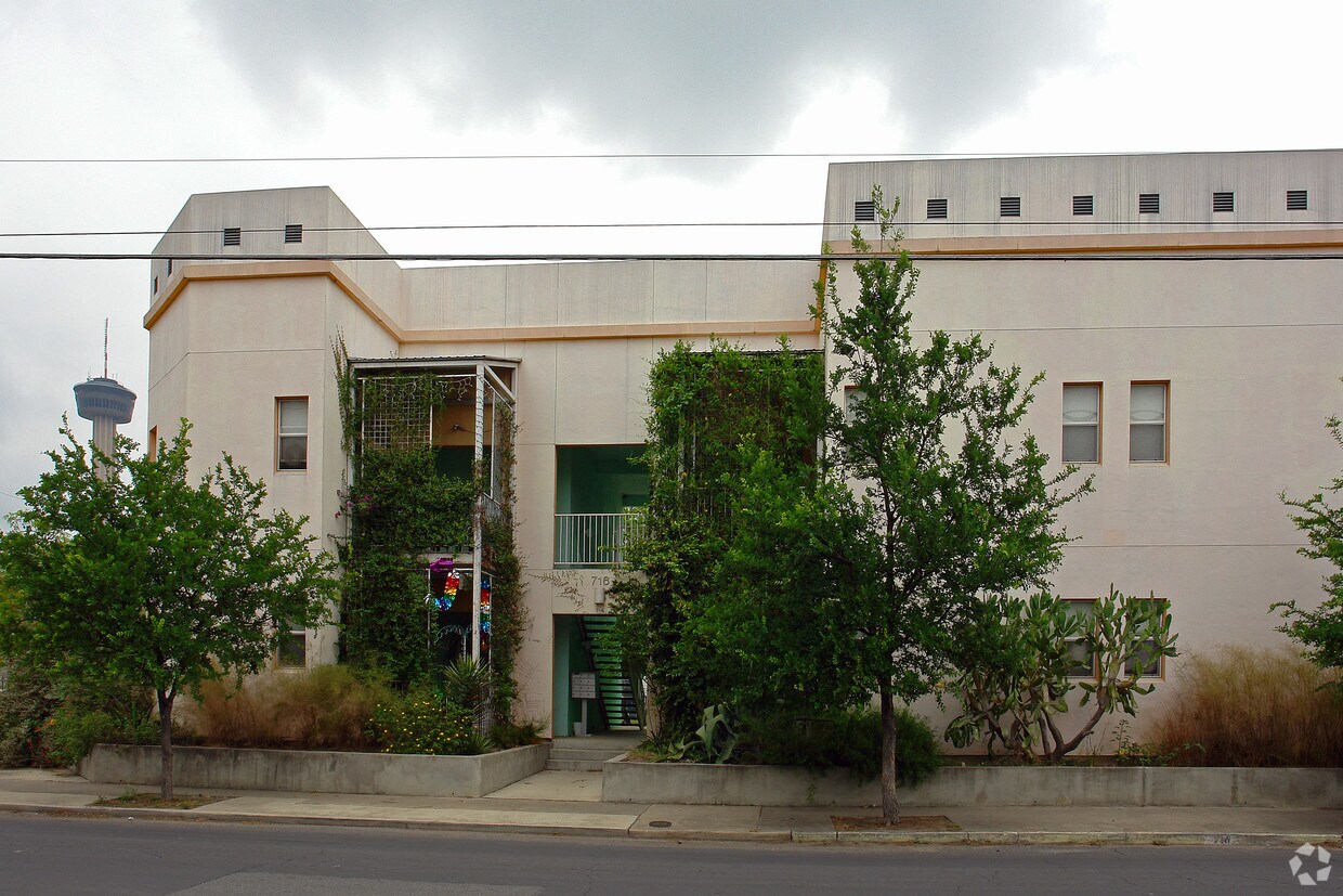 Primary Photo - 716 S Presa St