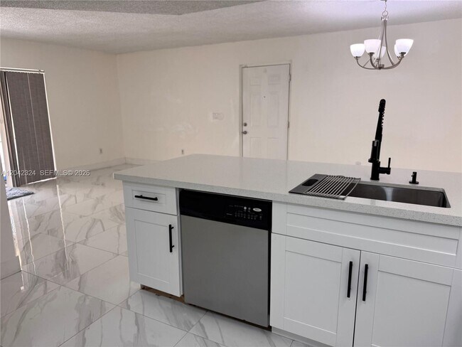 Foto del edificio - 18830 NW 57th Ave