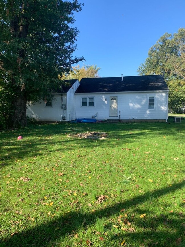 Building Photo - 4 Bedroom House!!