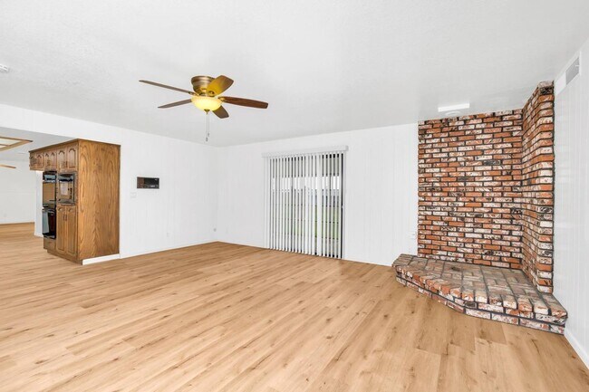 Building Photo - 3 br, 2.5 bath House - 6549 N Locan Ave