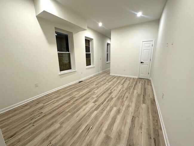 Foto del edificio - Incredible 6-Bedroom Townhouse Located Nea...