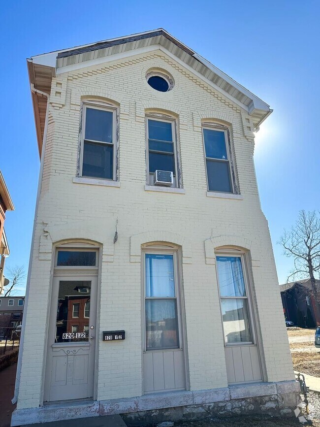 Building Photo - 820 York St