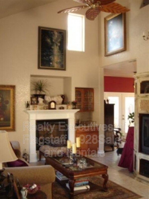 Building Photo - 1061 W University Heights Dr S