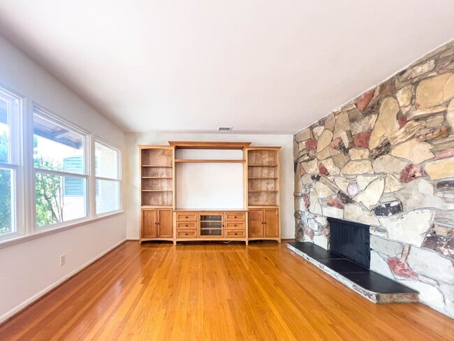 Building Photo - Spacious 3BR Home in Prime Burbank!