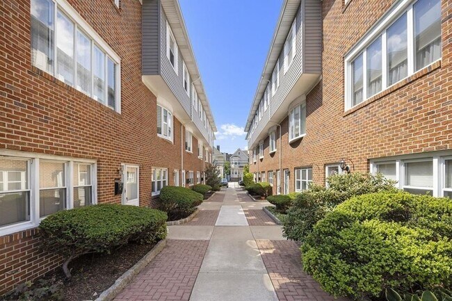 Building Photo - 43 W 30th St