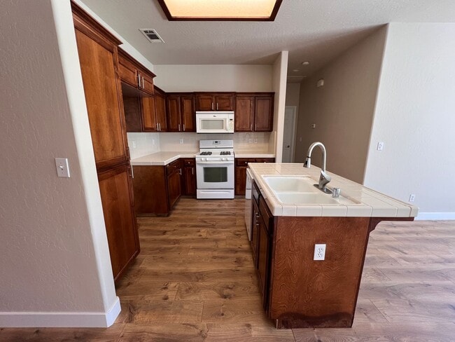 Building Photo - $2,350 Fowler & Shields, 3 Bedrooms - E Co...