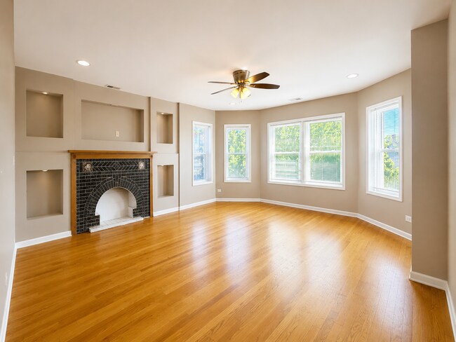 Foto del edificio - Sunny Top-Floor 3BR/2BA in West Ridge with Parking and Water Included