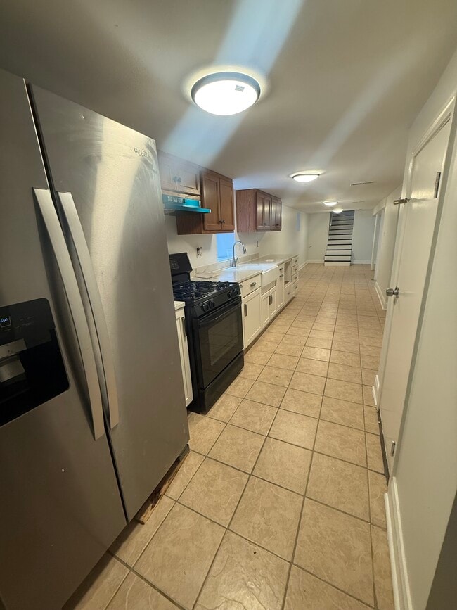 Building Photo - 1056 N Parkside Ave