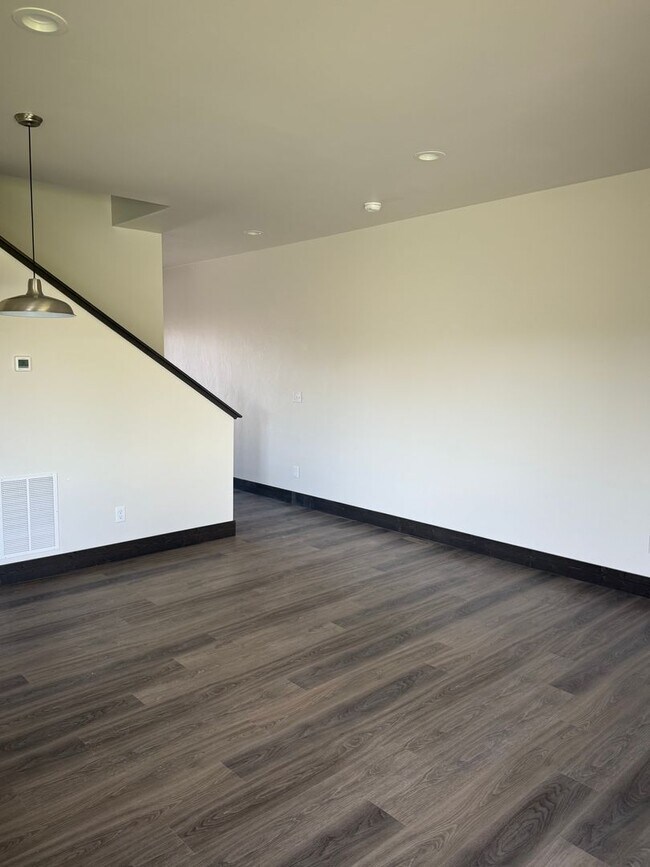 Foto del edificio - 3 Bed 2.5 Bath with double attached garage...