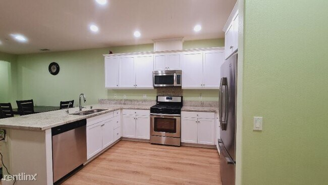 Building Photo - 3 br, 2 bath Townhome - 404 El Paseo