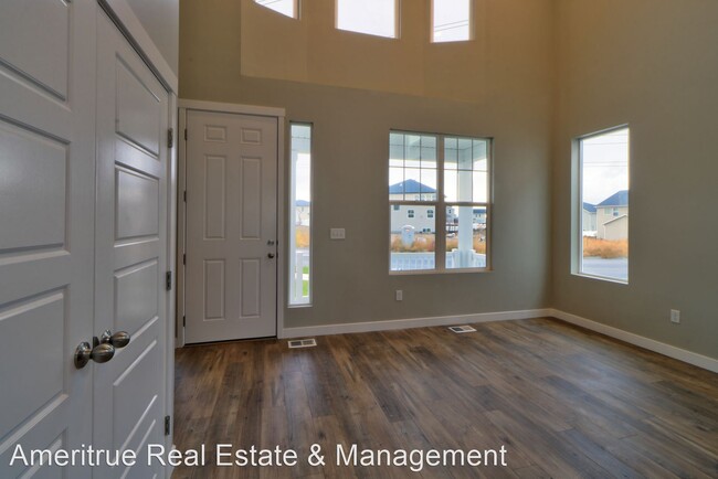 Building Photo - 4 br, 2.5 bath House - 1741 E 1600 N