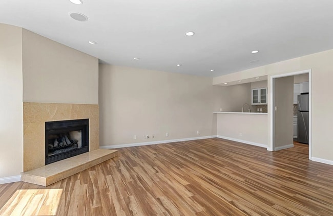 Foto del edificio - "Coastal Comfort: Spacious 1-Bedroom Retreat with Movie Room & Central Vacuum in San Francisco"