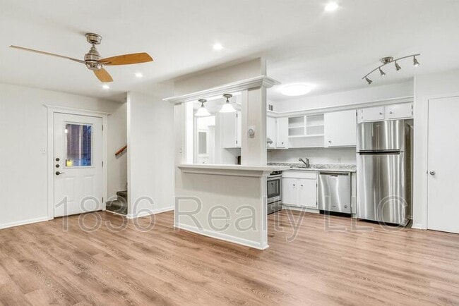 Building Photo - 2803 Skyway Cir